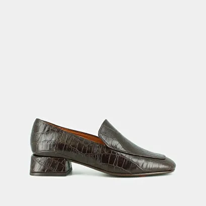 Loafers with rounded toes in brown reptile leather