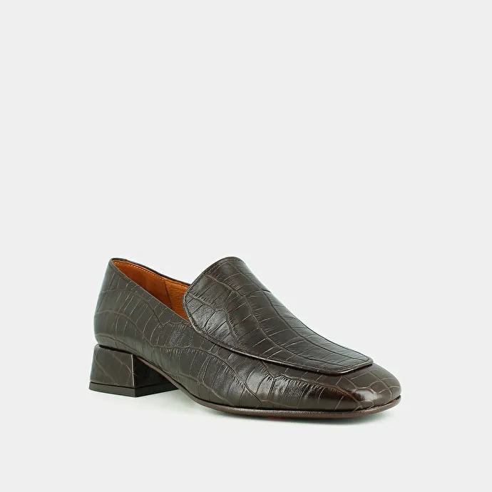 Loafers with rounded toes in brown reptile leather