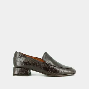 Loafers with rounded toes in brown reptile leather