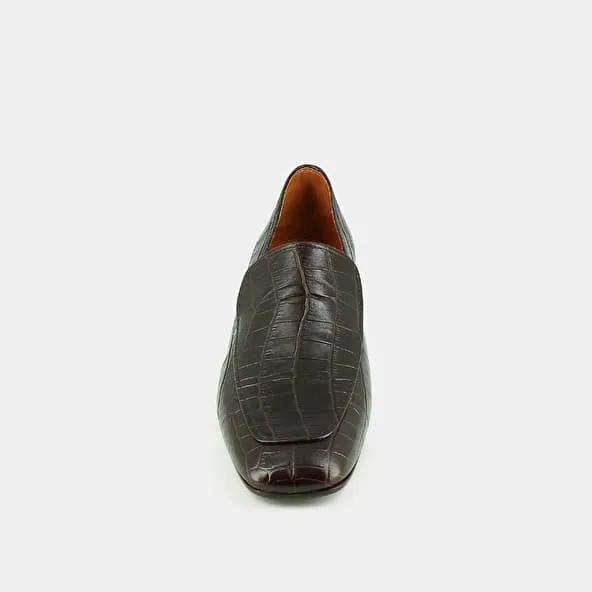 Loafers with rounded toes in brown reptile leather