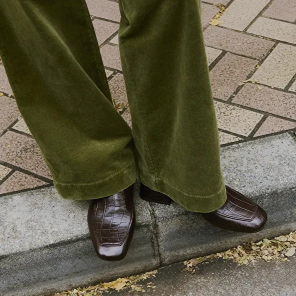 Loafers with rounded toes in brown reptile leather