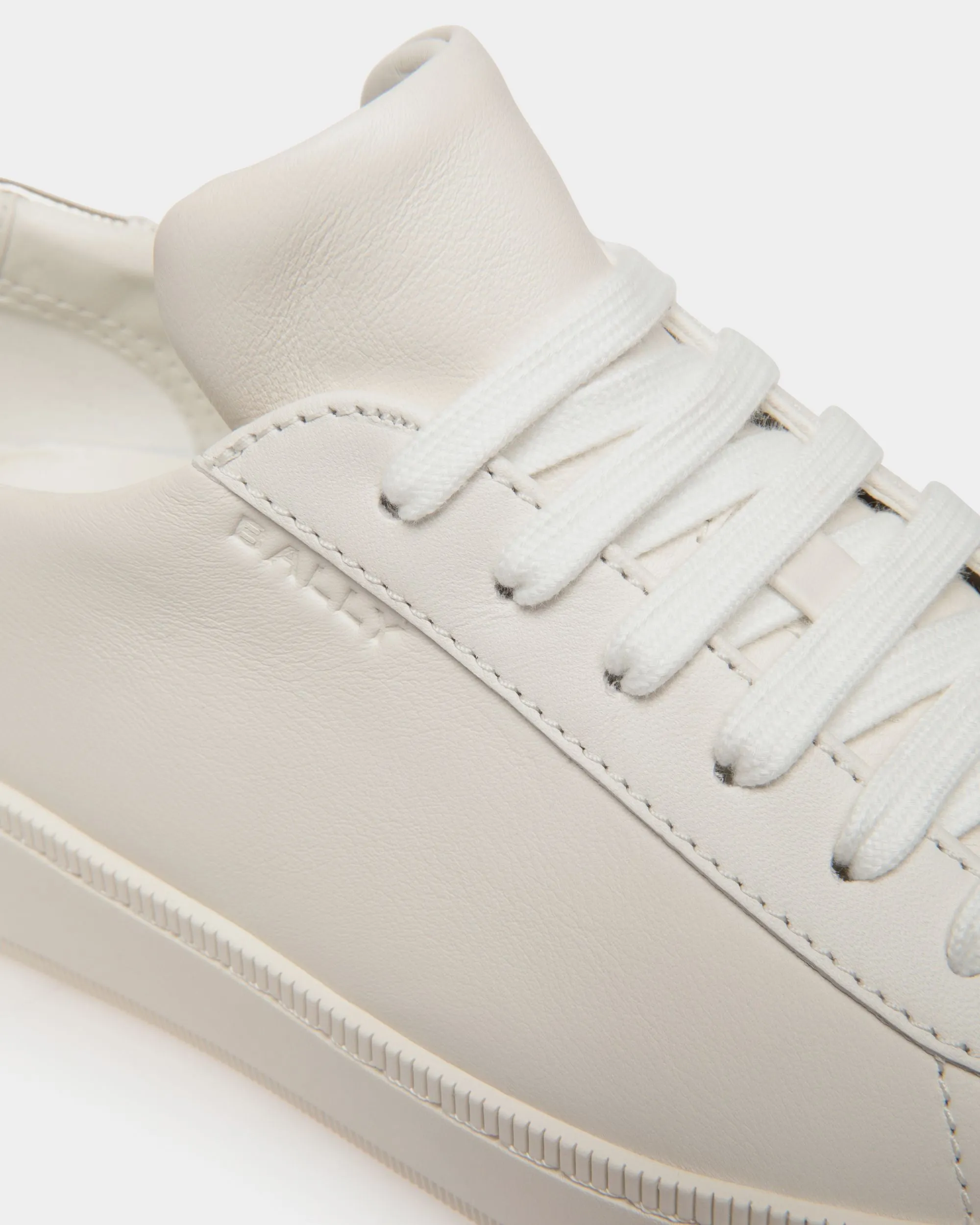 Raise Sneaker In White And Gold Leather 