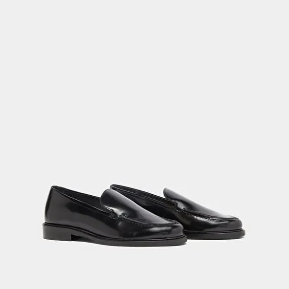 Round-toed loafers in black glazed leather