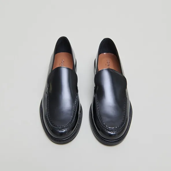 Round-toed loafers in black glazed leather