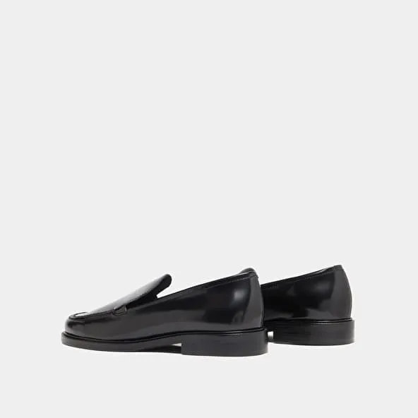 Round-toed loafers in black glazed leather