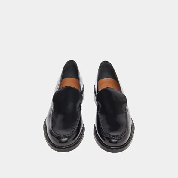 Round-toed loafers in black glazed leather