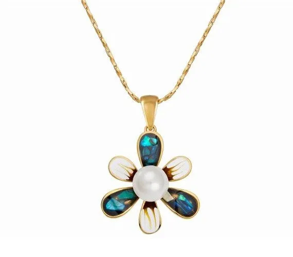 The cute pearly flower necklace