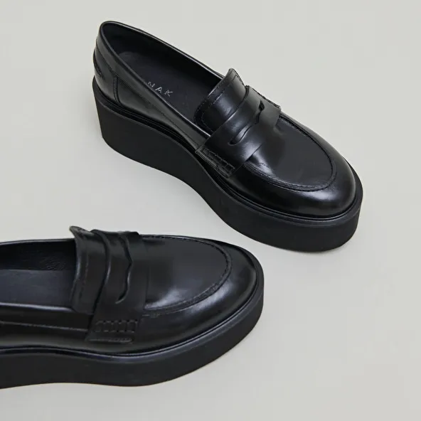 Wedge loafers in black leather